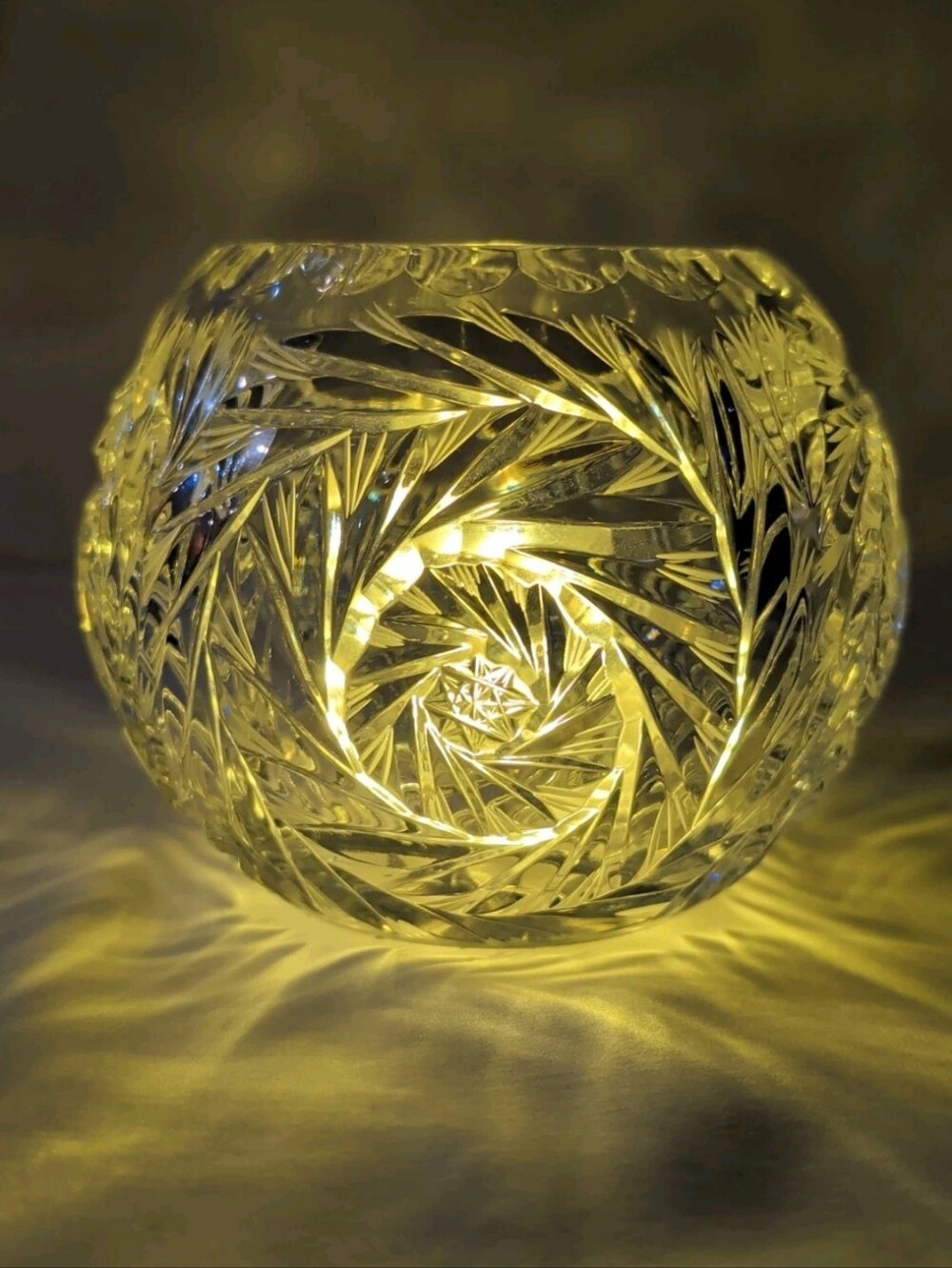 Rose Bowl Crystal Clear 24% Lead Crystal Pinwheel Design Poland 4" Tall 5" Wide